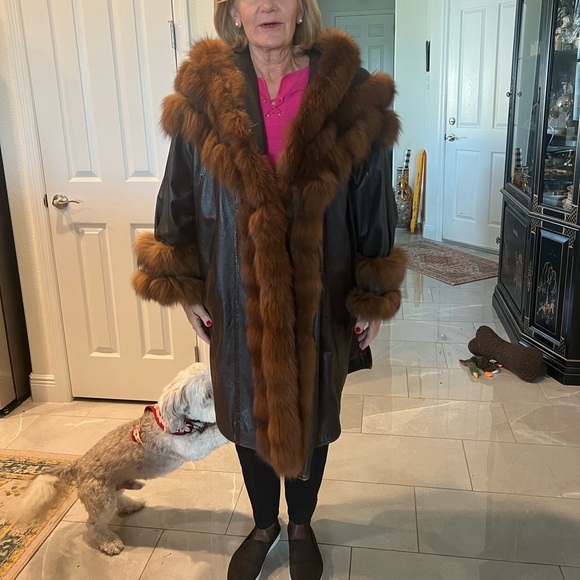 AMAZING Leather and fur coat comes below the knee - Picture 13 of 16